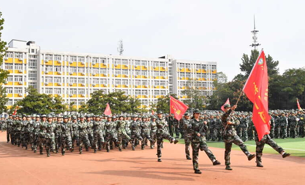 我校举行2025级新生军训成果汇报暨总结表彰大会